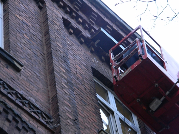 Anbringen eines Falkenbrettes am Rathaus Moltkestr.