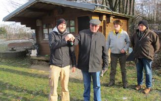 Tim Stark (AGU) übergibt die Grundstück der AGU an Winfried Hausmann (Biolog. Station).