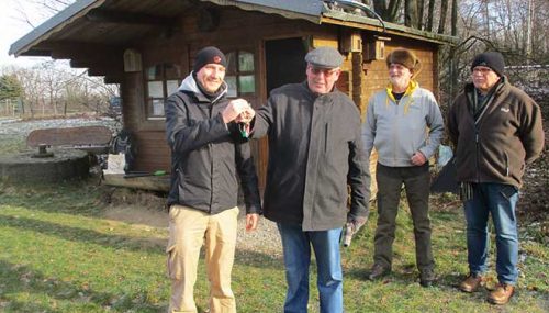 Tim Stark (AGU) übergibt die Grundstück der AGU an Winfried Hausmann (Biolog. Station).