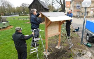 Arbeiten am Insektenhotel im Schloss Martfeld