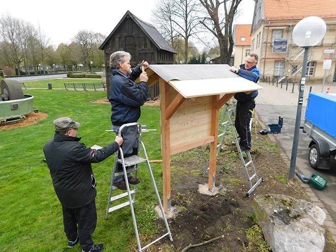 Arbeiten am Insektenhotel im Schloss Martfeld