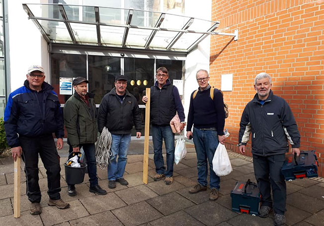 Unsere Freunde vom NABU vor der Montage des Kastens. Foto: © Oliver Strack