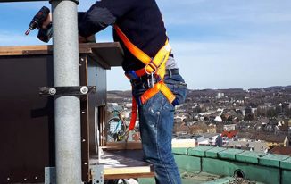 Der Kasten wird angebracht.