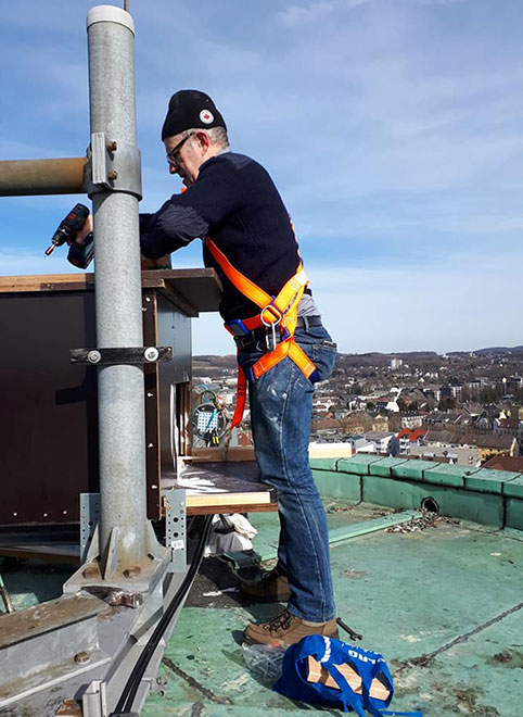 Der Kasten wird angebracht. 