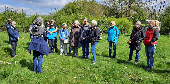 Viele interessierte waren bei der Kräuterwanderung dabei