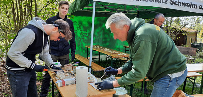 Hier sind fleißige Helfer bei der Arbeit- Foto: © Beate Nierhoff