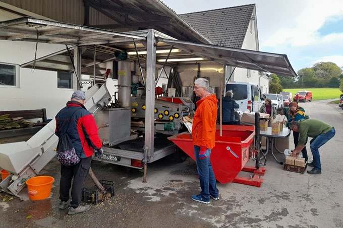Ein langer Tag für das AGU Team beim Apfelpresstermin Ein langer Tag für das AGU Team beim Apfelpresstermin