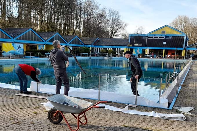 Die vorgefertigten Folien werden angebracht