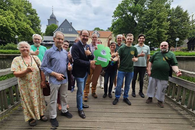 Florian Percher (AGU) überreicht an Bürgermeister Langhard den „Geldbaum“